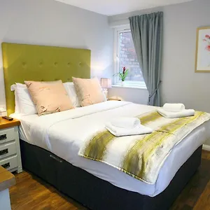 https://giant-serviced-apartments-eglantine-lodge.belfasthotelsireland.com